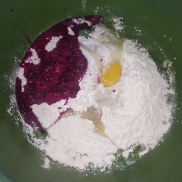 Campurkan semua bahan kecuali margarine dan garam. Uleni sampai setengah kalis.