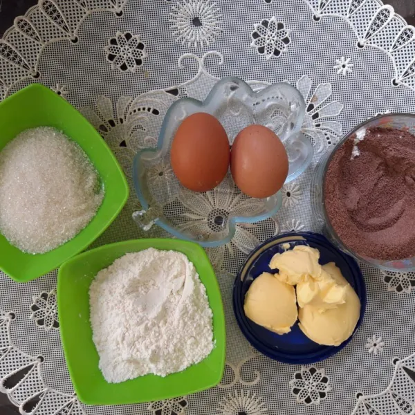 siapkan semua bahan tuang telur dan gula dalam mangkuk.