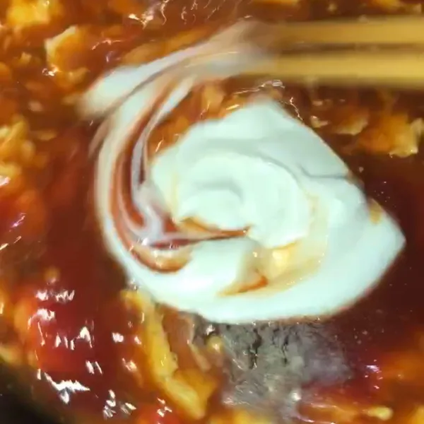 Buka kembali dan tambahkan mayonaise (opsional mau tambah atau tidak boleh boleh saja). Tambah parutan keju kraft sedikit aduk hingga rata.