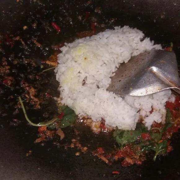 Selanjutnya masukkan sepiring nasi, aduk-aduk hingga tercampur rata.