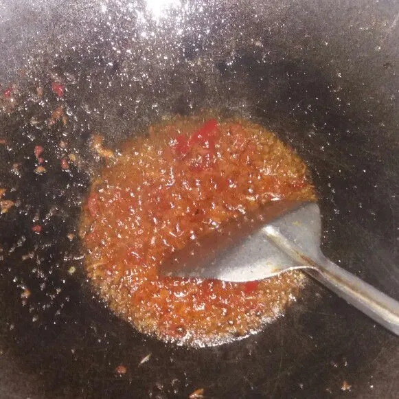 Tumis bumbu hingga matang, jangan lupa bubuhkan garam dan kaldu bubuk.