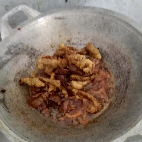 Masukkan kulit ayam dan hatinya.