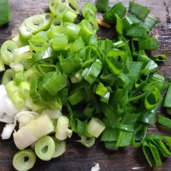 Iris bawang daun, sisihkan, potong dadu mozarella, sisihkan kembali.
