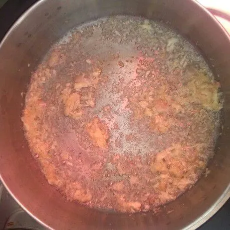 Panaskan sedikit minyak, lalu tumis bumbu hingga harum.