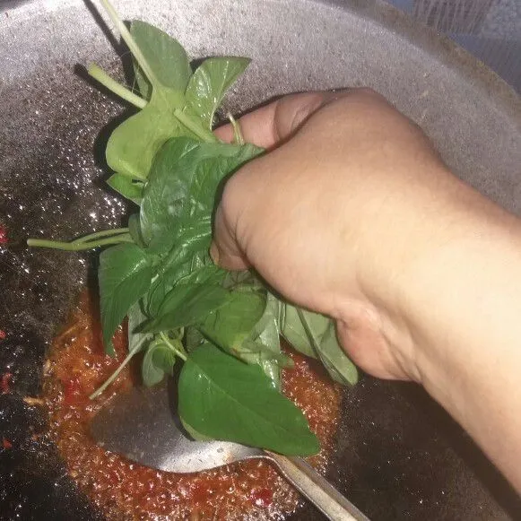 Masukkan daun bayam, tumis hingga layu.