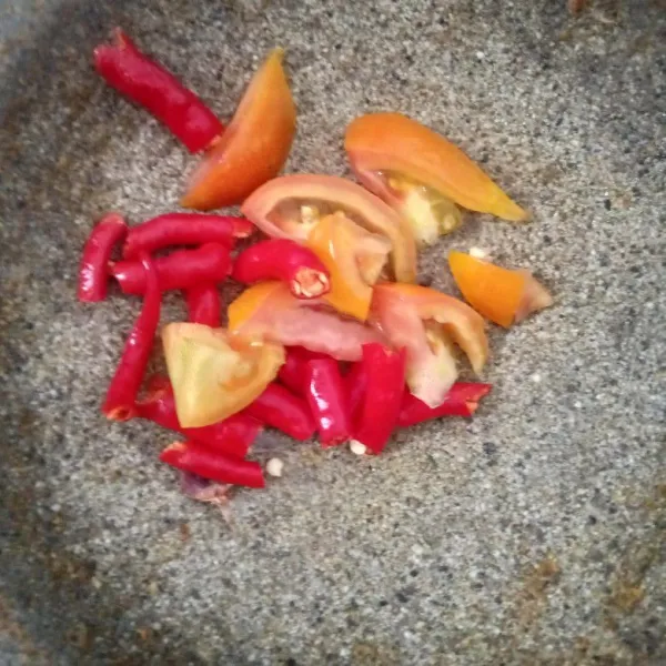 Ulek kasar cabai dan tomat.