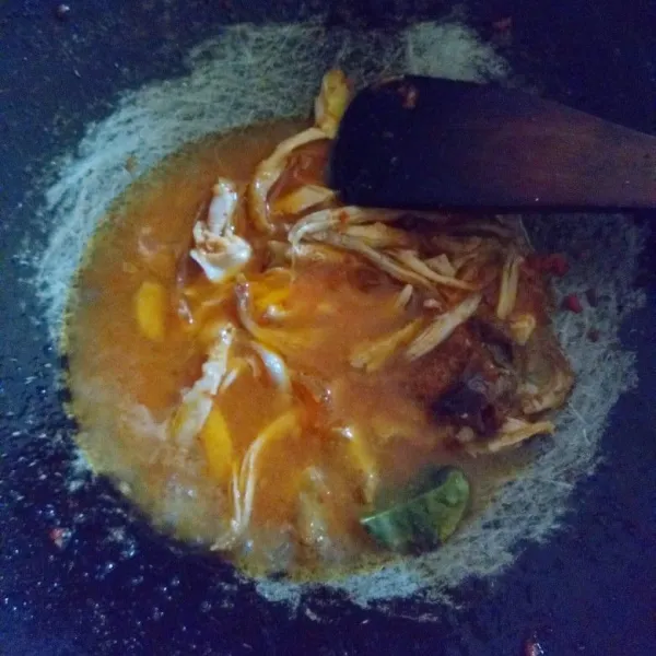 Masukkan air kemudian tunggu mendidih.