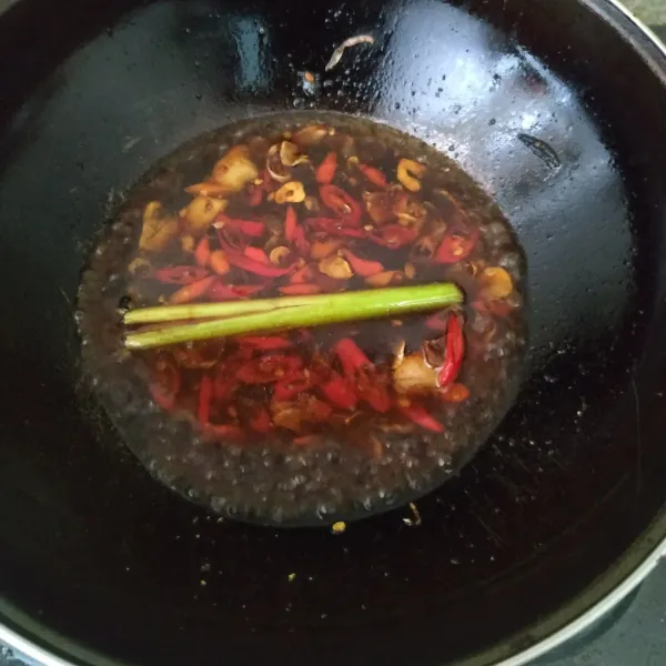 Masukkan air, kecap manis dan saus tiram. Aduk rata, masak sampai air sat kemudian koreksi rasa.