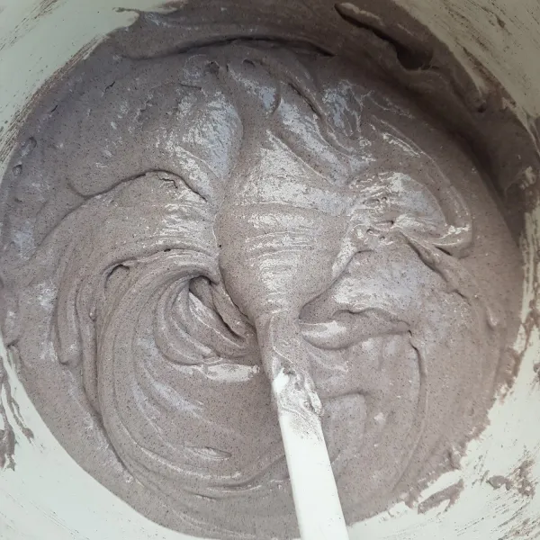 Masukkan campuran tepung ketan hitam lalu aduk dengan kecepatan rendah hingga tercampur rata.