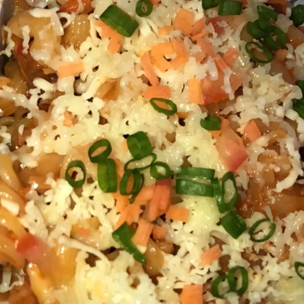 Tambahkan wortle, daun bawang dan parutan keju sesuai selera. Bersihkan rice cooker dan isi sedikit air, rebus kembali ke dalam rice cooker agar melt kejunya. (Cara pertama)