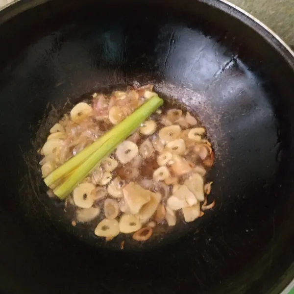 Tumis bawang merah dan bawang putih sampai harum. Masukkan lengkuas dan serai.