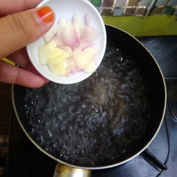Masukkan irisan bawang merah dan bawang putih. Masak hingga mendidih kembali.