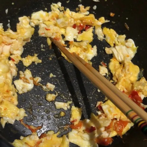 Masukkan mentega tunggu sampai melumer rata, ketuk telur dan aduk hingga rata.