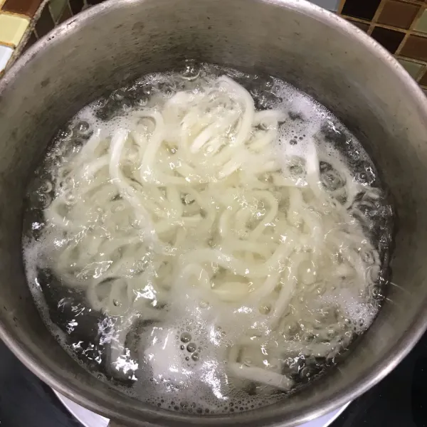 Rebus frozen udon selama kurang lebih 4 menit. Tiriskan.