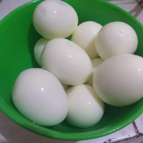 Rebus telur ayam sampai matang, dan kupas kulitnya. Sisihkan.