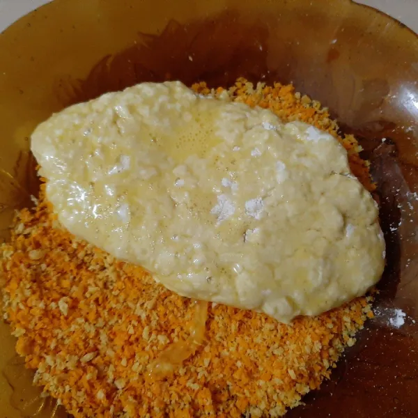 Gulirkan pada tepung panir, tekan-tekan hingga rata, diamkan di dalam kulkas selama 20 menit.