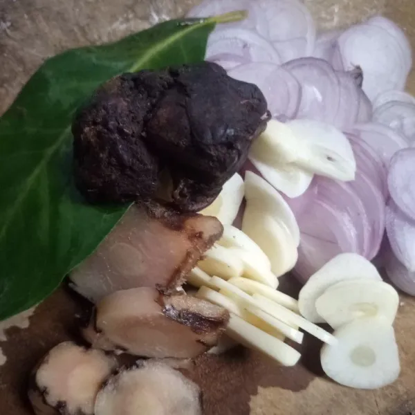 Bawang merah, bawang putih, dan lengkuas diiris-iris. Siapkan juga asam jawa dan daun salam.