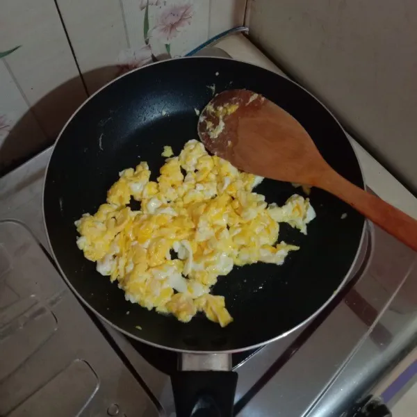 Panaskan teflon lalu orak-arik telur dengan sedikit minyak.