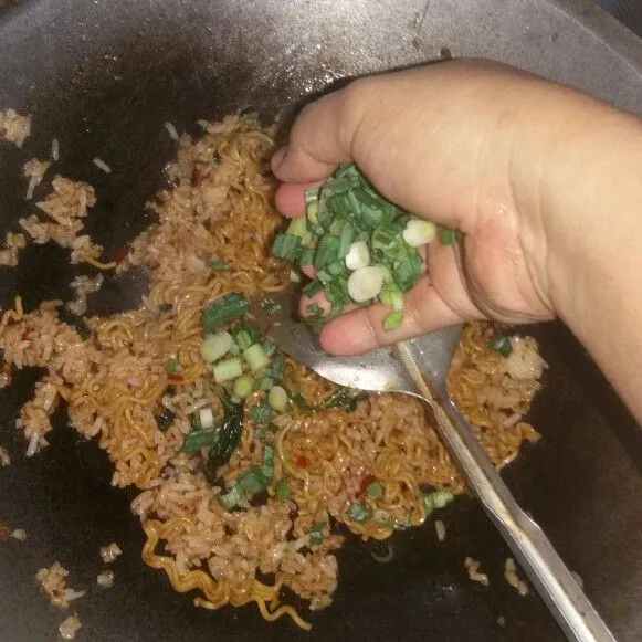 Masukkan daun bawang, aduk-aduk sebentar. Matikan api.