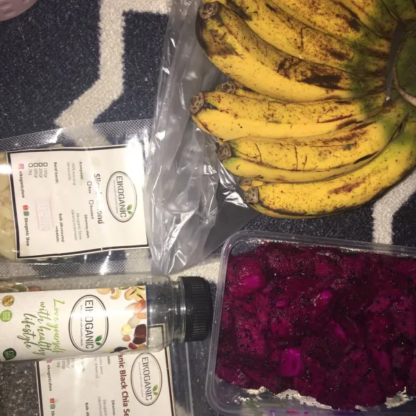 Blender buah naga, pisang, dan yoghurt/susu menjadi satu dan hingga kental