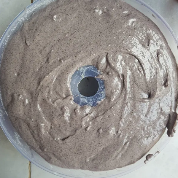 Oles tipis loyang cetakan dengan margarin kemudian beri secukupnya taburan tepung terigu lalu ratakan. Tuang adonan ke dalam cetakan, lalu ratakan.