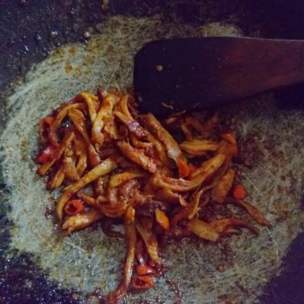 Biarkan hingga air dan bumbu meresap.