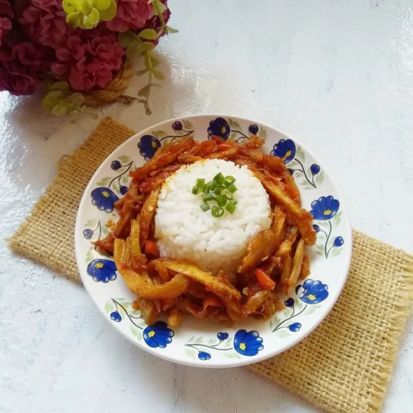 Siapkan nasi putih kemudian tambahkan ayam suwir jeritnya.