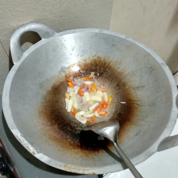 Panaskan minyak lalu tumis bawang merah, bawang putih, dan cabai rawit hingga sedikit layu.