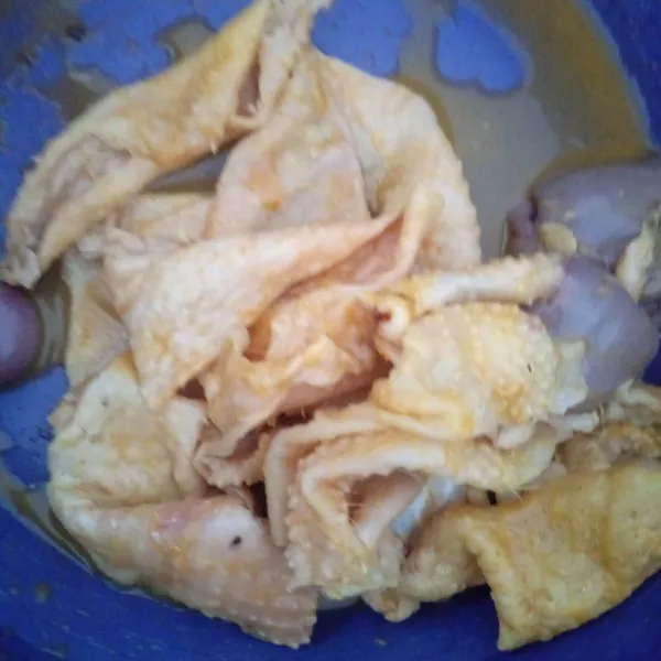 Cuci bersih kulit ayam dan hatinya lalu rendam dalam perasan jeruk nipis dan garam.