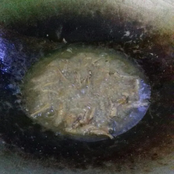 Kemudian goreng ikan asin teri yang telah di cuci tadi hingga garing.