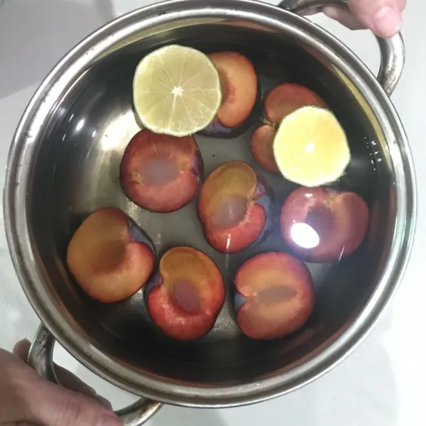 Masak air, buah plum, gula pasir, dan lemon di dalam panci. Masak hingga mendidih. Air digunakan untuk sirup plum, dan buah plum digunakan untuk plum compote.