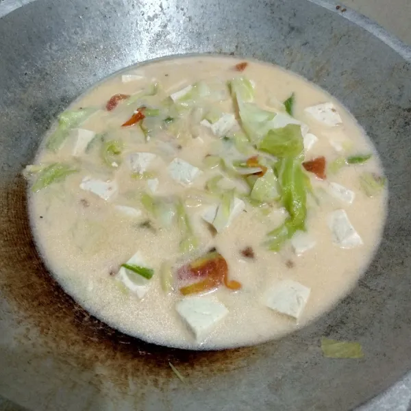 Setelah matang matikan kompor lalu sajikan.