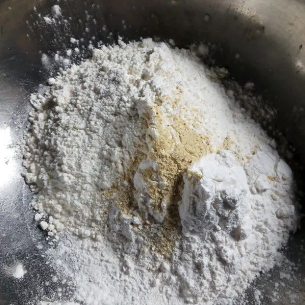 Siapkan wadah masukan tepung pati dan tepung terigu dan bumbu.
