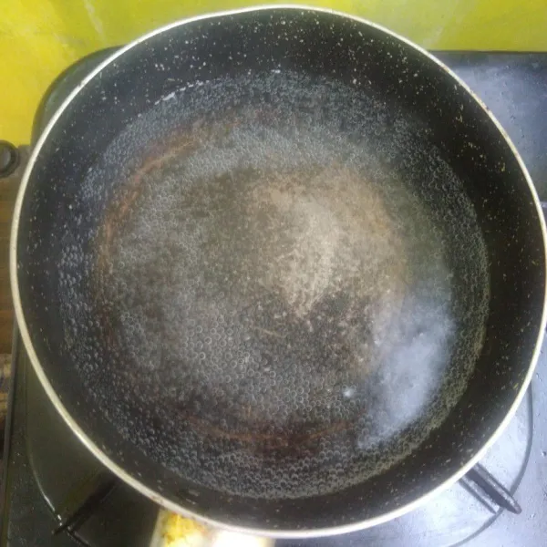 Dalam panci, masukkan air. Masak hingga mendidih.