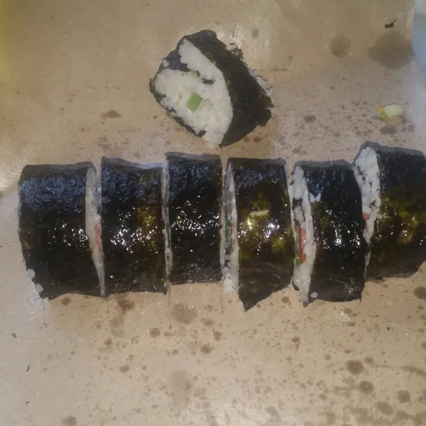Gulung dengan gulungan kimbab lalu potong-potong sesuai selera. Sajikan.