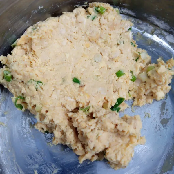 Campur tembe dengan bahan lainnya. Aduk sampai tercampur rata.