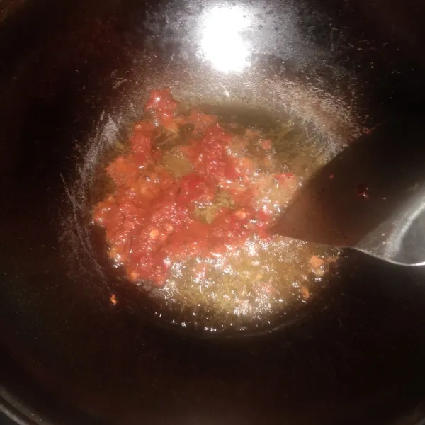 Tumis bumbu yang sudah dihaluskan sampai harum.