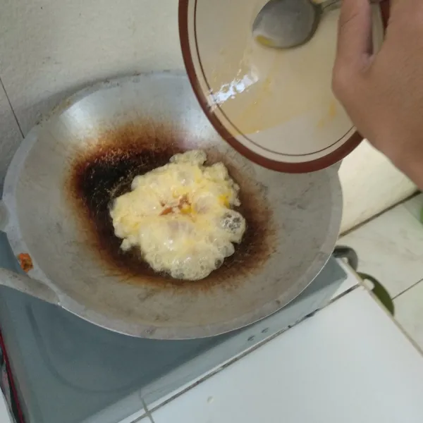 Lanjut menggoreng telur, sebelum menggoreng pastikan telur sudah ditaburi sedikit garam dan lada bubuk secukupnya supaya lebih enak.