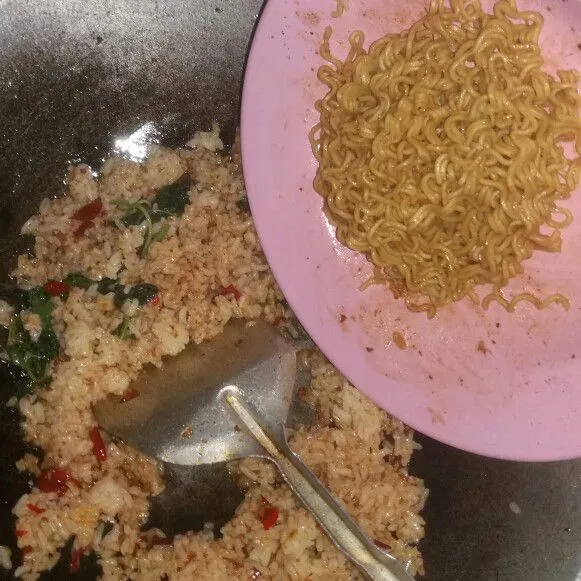 Selanjutnya masukkan mie yang telah dibumbui sebelumnya, aduk kembali hingga tercampur rata.