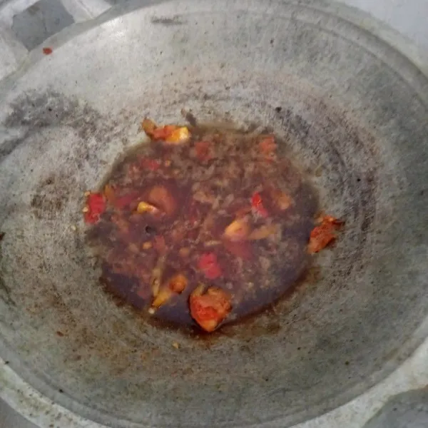 Tumis bumbu tambahkan garam, gula pasir, dan kecap manis.