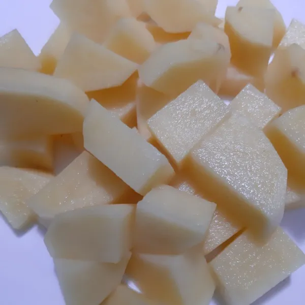 Kentang dipotong dadu.