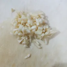 Geprek bawang putih lalu cincang.