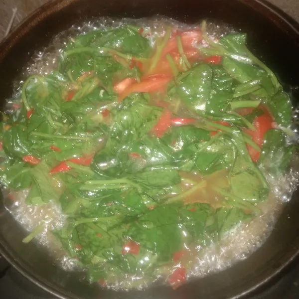 Setelah mengental, masukkan kangkung. Aduk rata. Masak sampai kangkung layu.