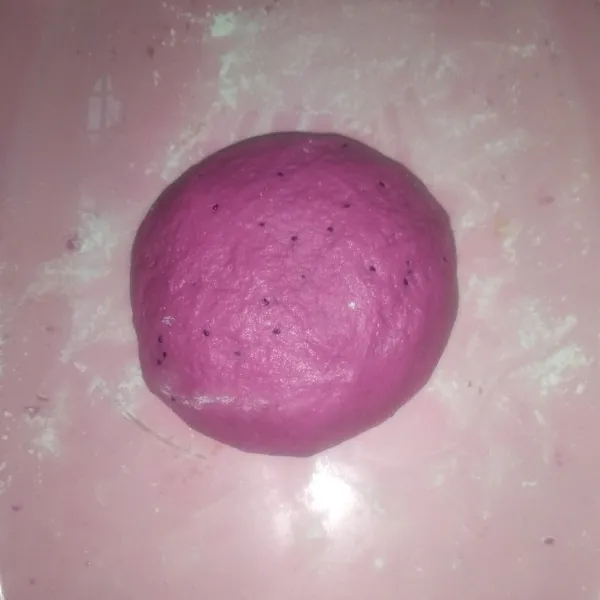 Masukkan margarine dan garam kemudian uleni sampai kalis. Setelah kalis tutup adonan dengan lap atau plastik. Istirahatkan adonan selama 30 menit atau sampai mengembang 2x lipat. Lama proofing tergantung cuaca di daerah masing-masing dan bila cuaca panas lebih baik tutup pakai lap lembab agar adonan tidak kering.