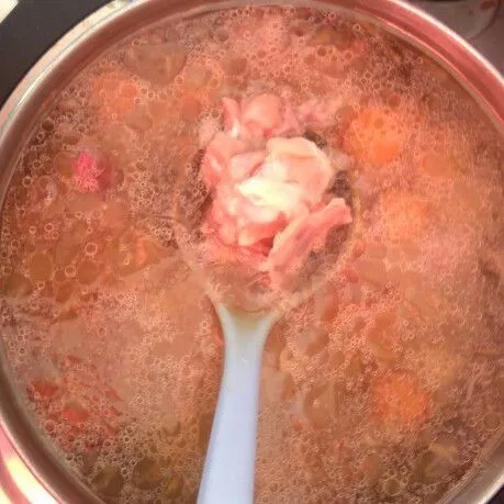 Tambahkan air secukupnya, lalu masukkan ayam, wortel, dan kentang kemudian biarkan hingga semua empuk.