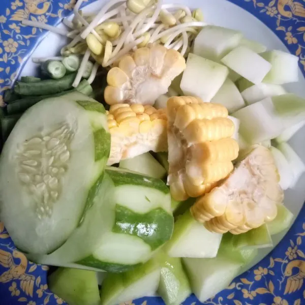 Potong-potong sayuran lalu cuci bersih.