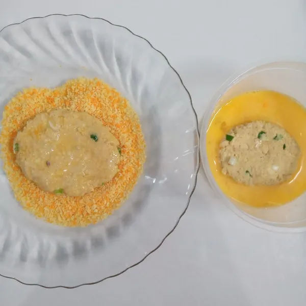 Celupkan tempe pada kocokan telur kemudian gulingkan pada tepung panir.
