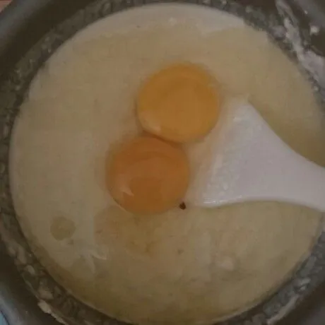 pertama campurkan tepung gandum dan air serta garam lalu beri 2 butir telur