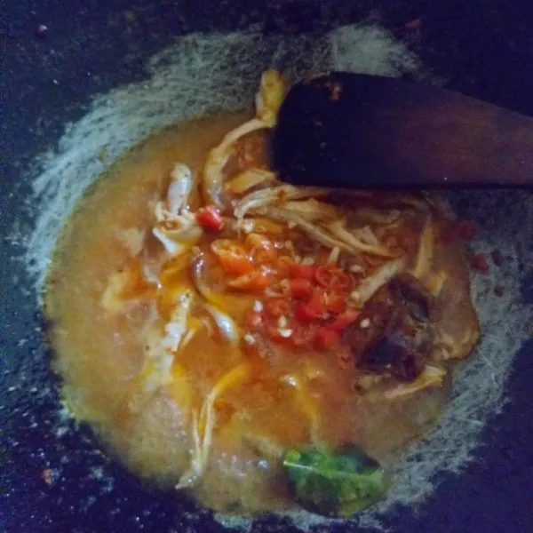 Masukkan cabe rawit, garam, merica bubuk, dan kecap manis.