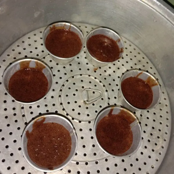 tuang adonan dalam cetakan. kukus 3-5 menit ( jangan kelamaan) untuk menghasilkan coklat lumer.